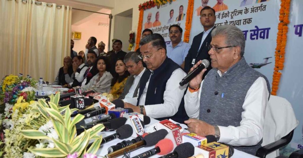 lakheempur mahotsav me minister press briefing karte hue