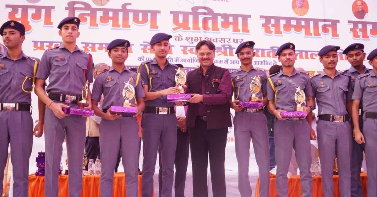डिजिटल शिक्षा को बढ़ावा दे रहे डॉ. राजेश्वर सिंह