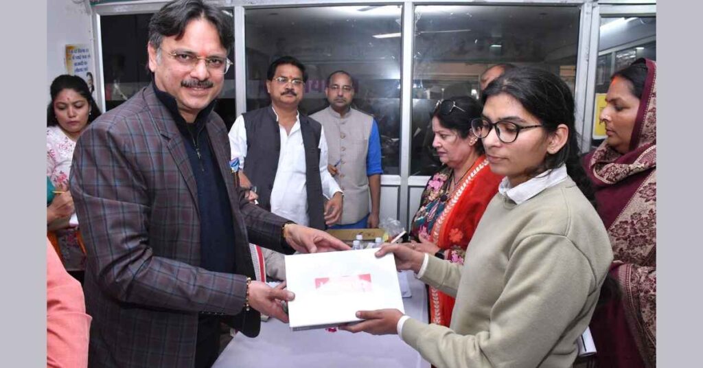 लखनऊ: सरोजनीनगर में अनवरत जारी है जन संवाद, जनप्रिय विधायक डॉ. राजेश्वर सिंह ने सुनीं जनसमस्याएं, मेधावियों को टैब देकर किया सम्मानित
