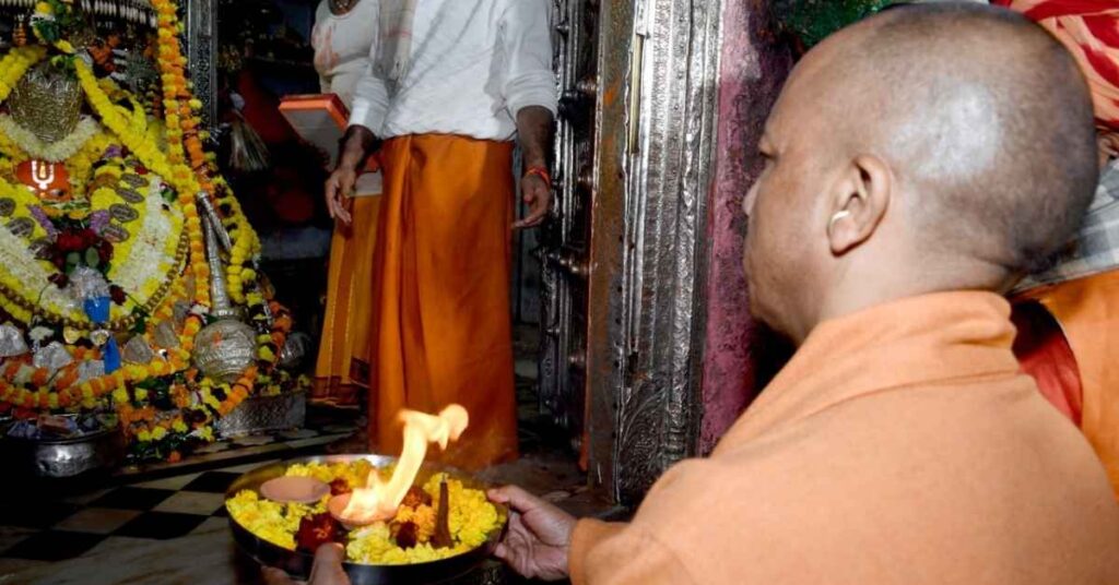 मुख्यमंत्री योगी आदित्यनाथ ने रामलला के दरबार में नवाया शीश, हनुमानगढ़ी में टेका मत्था