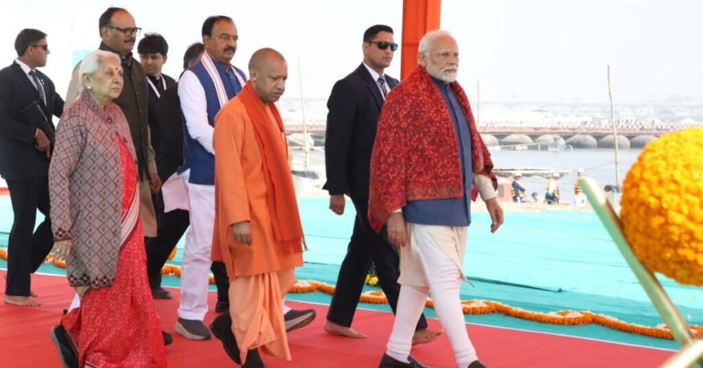अक्षय वट पर शीश नवाकर पीएम मोदी ने मांगा जनकल्याण का वरदान