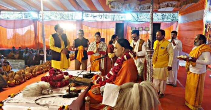 लखनऊ: मोती महल लॉन में श्रीराम कथा का शुभारंभ, प्रथम दिन भक्त और भगवान के अनोखे संबंध पर राघवाचार्य जी महाराज का प्रवचन