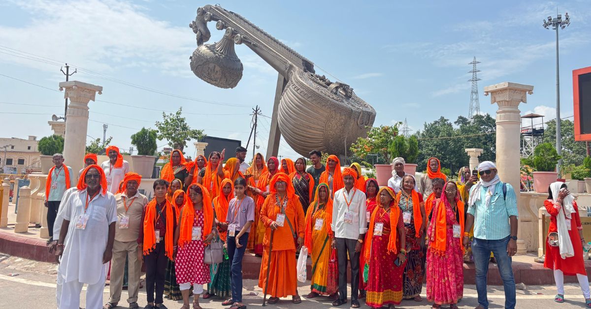 श्रद्धा का रथ, सेवा का संकल्प – 45वीं "रामरथ श्रवण अयोध्या यात्रा" सम्पन्न : सरोजनी नगर विधायक ने बुजुर्ग महिला से किया हुआ वादा निभाया, विधायक डॉ. राजेश्वर सिंह ने वादे के मुताबिक ग्रामीणों को कराए अयोध्या दर्शन, खबर विस्तार से पढ़ें और जानें आस्था से संबंधित इस पूरी कहानी के बारे में