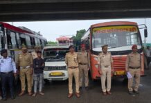 पुलिस कमिश्नरेट लखनऊ के उत्तरी जोन के भिठौली चौराहे पर चला सघन चेकिंग अभियान: डग्गामार बसों और अवैध वाहनों पर ट्रैफिक पुलिस की बड़ी कार्रवाई, दो बसों के साथ ही एक मैजिक वाहन भी सीज, 50 चालान पुलिस कमिश्नरेट लखनऊ के उत्तरी जोन के भिठौली चौराहे पर चला सघन चेकिंग अभियान: डग्गामार बसों और अवैध वाहनों पर ट्रैफिक पुलिस की बड़ी कार्रवाई, दो बसों के साथ ही एक मैजिक वाहन भी सीज, 50 चालान