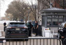 व्हाइट हाउस के पास सुरक्षा बैरिकेड से एक कार टकरा गई, ड्राइवर को तुरंत हिरासत में लिया गया।