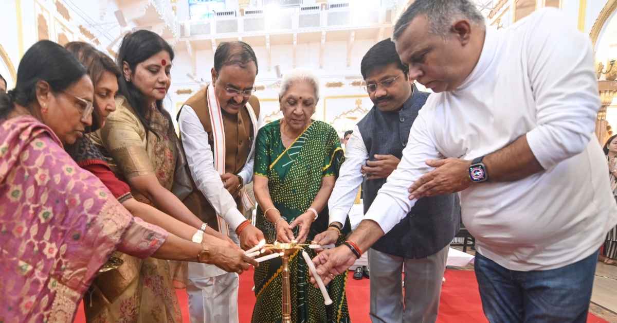 राज्यपाल आनंदी बेन पटेल, यूपी मुख्यमंत्री केशव प्रसाद मौर्य और मंत्रियों द्वारा ग्रामश्री एवं क्राफ्टरूट्स प्रदर्शनी का उद्घाटन।