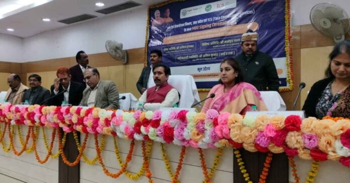 truenewsup MIn Anil Rajbhar सेवायोजन विभाग और टीसीएस के बीच एमओयू: रोजगार के नए प्रतिमान