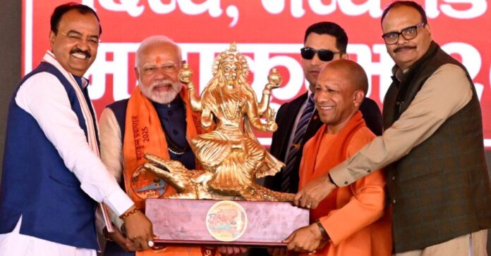 truenewsup pmmodi अक्षय वट पर शीश नवाकर पीएम मोदी ने मांगा जनकल्याण का वरदान