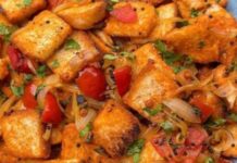 अगर डिनर में हल्का-फुल्का खाने का मन हो, तो तुरंत बना लें ब्रेड उपमा – बिना ज्यादा काटने-छाँटने और झंझट के तैयार होने वाली टेस्टी डिश।