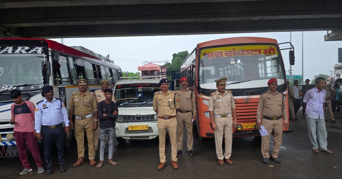 पुलिस कमिश्नरेट लखनऊ के उत्तरी जोन के भिठौली चौराहे पर चला सघन चेकिंग अभियान: डग्गामार बसों और अवैध वाहनों पर ट्रैफिक पुलिस की बड़ी कार्रवाई, दो बसों के साथ ही एक मैजिक वाहन भी सीज, 50 चालान