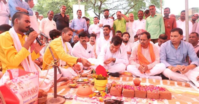नगर पंचायत कोपागंज (मऊ) में सार्वजनिक तालाब के जीर्णोद्धार कार्य का भूमि पूजन संपन्न : ऊर्जा मंत्री ने किया शिलान्यास, 'कल्प सरोवर' का होगा कायाकल्प, स्व. कल्पनाथ राय को दी श्रद्धांजलि, तालाब के नामकरण की घोषणा - मधुबन बस स्टैंड के निर्माण कार्य का भी किया निरीक्षण