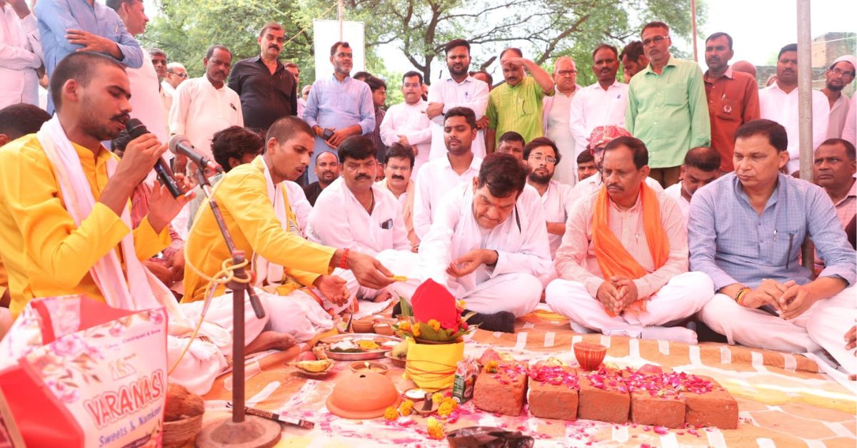 नगर पंचायत कोपागंज (मऊ) में सार्वजनिक तालाब के जीर्णोद्धार कार्य का भूमि पूजन संपन्न : ऊर्जा मंत्री ने किया शिलान्यास, 'कल्प सरोवर' का होगा कायाकल्प, स्व. कल्पनाथ राय को दी श्रद्धांजलि, तालाब के नामकरण की घोषणा - मधुबन बस स्टैंड के निर्माण कार्य का भी किया निरीक्षण