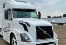 अमेरिका में भारतीय ट्रक ड्राइवरों की परेशानियाँ बढ़ीं—17 हजार लाइसेंस रद्द होने की स्थिति कैसे बनी?