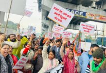 लखनऊ: सरोजनीनगर विधायक डॉ. राजेश्वर सिंह पर कांग्रेस प्रदेश अध्यक्ष अजय राय की टिप्पणी से राजनीतिक माहौल गरमाया, सड़क में उतरे समर्थक