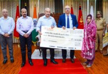 लखनऊ : DGP राजीव कृष्ण ने 27 पुलिस परिवारों को सौंपे 41.60 करोड़ के चेक, पुलिस सैलरी पैकेज का 3 साल के लिए नवीनीकरण, ड्यूटी के दौरान आगरा में दोनों पैर गंवाने वाले सिपाही की पत्नी को भी सौंपा डेढ़ करोड़ रूपए का चेक