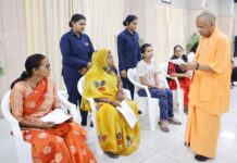 जनता दर्शन में CM योगी का संदेश: “जनसेवा ही सरकार का धर्म”
