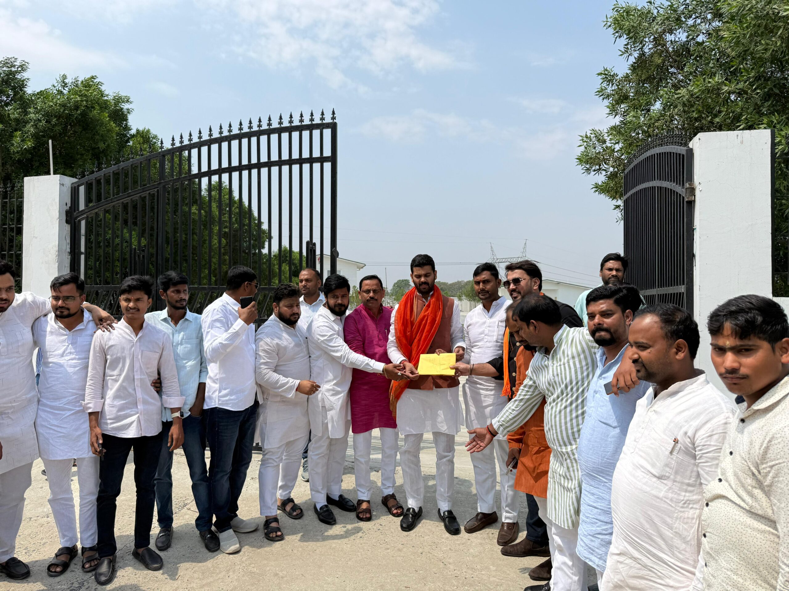भाजयुमो प्रदेश महामंत्री हर्षवर्धन सिंह के नेतृत्व में सपा के खिलाफ जोरदार प्रदर्शन : मानसिक रोग का इलाज करने वाले विशेषज्ञों की सूची देकर बोले – पहले अपनी दूषित मानसिकता का इलाज कराएं, उसके बाद बयान जारी करें