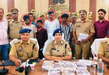 डीजीपी के अभियान को सुल्तानपुर में मिली बड़ी सफलता : SP चारु निगम के निर्देशन में एसओजी-सर्विलांस और कुड़वार पुलिस की संयुक्त कार्रवाई में अंतरजनपदीय चोर गिरोह के 4 शातिर सदस्य गिरफ्तार, 18 लाख से अधिक के जेवरात और नकदी बरामद