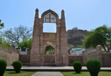 Travel Tips: चंदेरी में बिखरी है इतिहास की विरासत, इन ऐतिहासिक जगहों की सैर किए बिना अधूरी रहेगी यात्रा