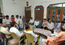 सुख हो या दुःख, क्षेत्रवासियों के बीच पहुंच रहे सरोजनीनगर विधायक डॉ. राजेश्वर सिंह: शोक संतप्त परिवारों से मिलकर जताई संवेदना, जरूरतमंदों की मदद का दिया भरोसा
