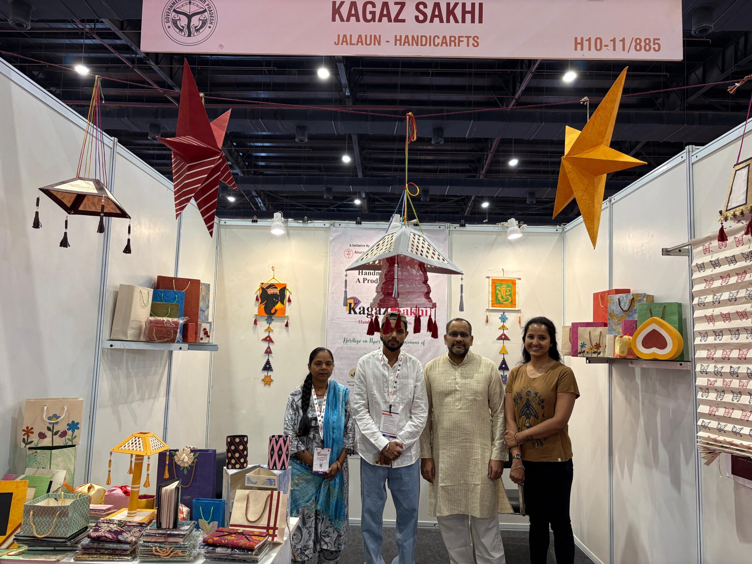यूपीआईटीएस 2026 में जालौन की पहचान बना रहा ‘कागज सखी’ : अनुरागिनी संस्था द्वारा इंफोसिस फाउंडेशन के सहयोग से कालपी के हस्तनिर्मित उत्पादों का कदौरा विकास खंड के ग्राम नाका की वंदना कर रही अपने हुनर का प्रदर्शन