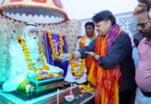 महर्षि वाल्मीकि प्रकट्य दिवस : विधायक डॉ राजेश्वर सिंह की तरफ से वाल्मीकि समाज के मेधावी बच्चों को 10 साइकिल एवं 5 लैपटॉप भेंट; पुस्तकालय निर्माण के लिए ₹10 लाख देने की घोषणा